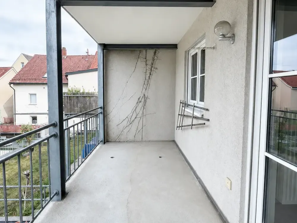 Spacious 3-Room Apartment with Balcony, Underground Parking and Elevator in Central Location