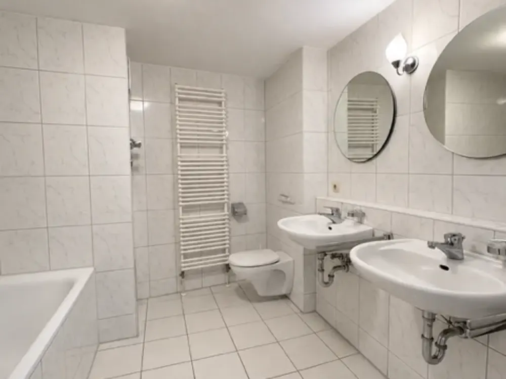 Spacious 3-Room Apartment with Balcony, Underground Parking and Elevator in Central Location