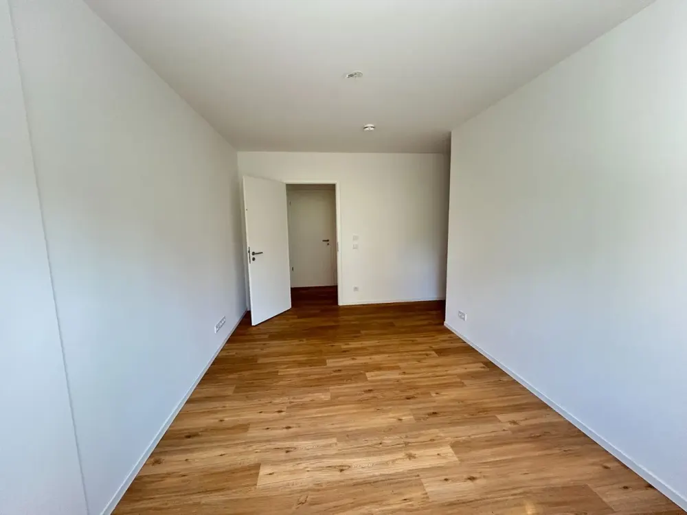 Great 2-Room Apartment with a Dressing Room & Storage Room!
