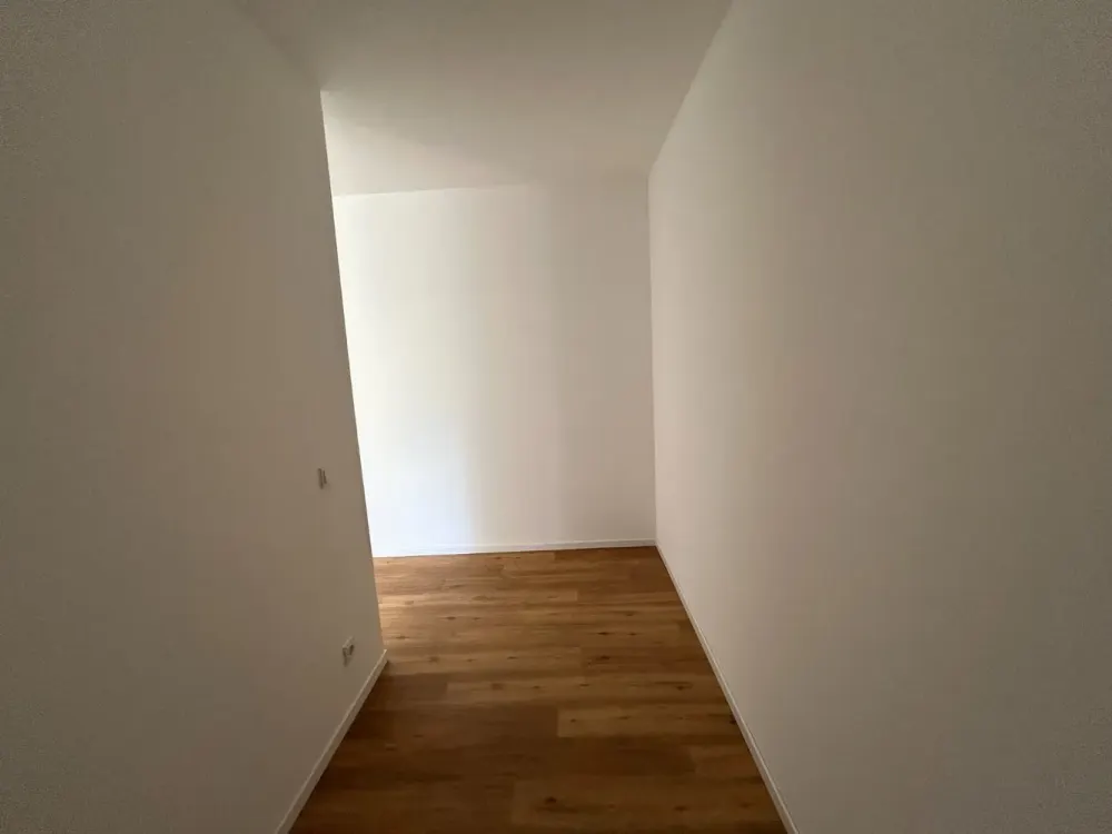 Great 2-Room Apartment with a Dressing Room & Storage Room!