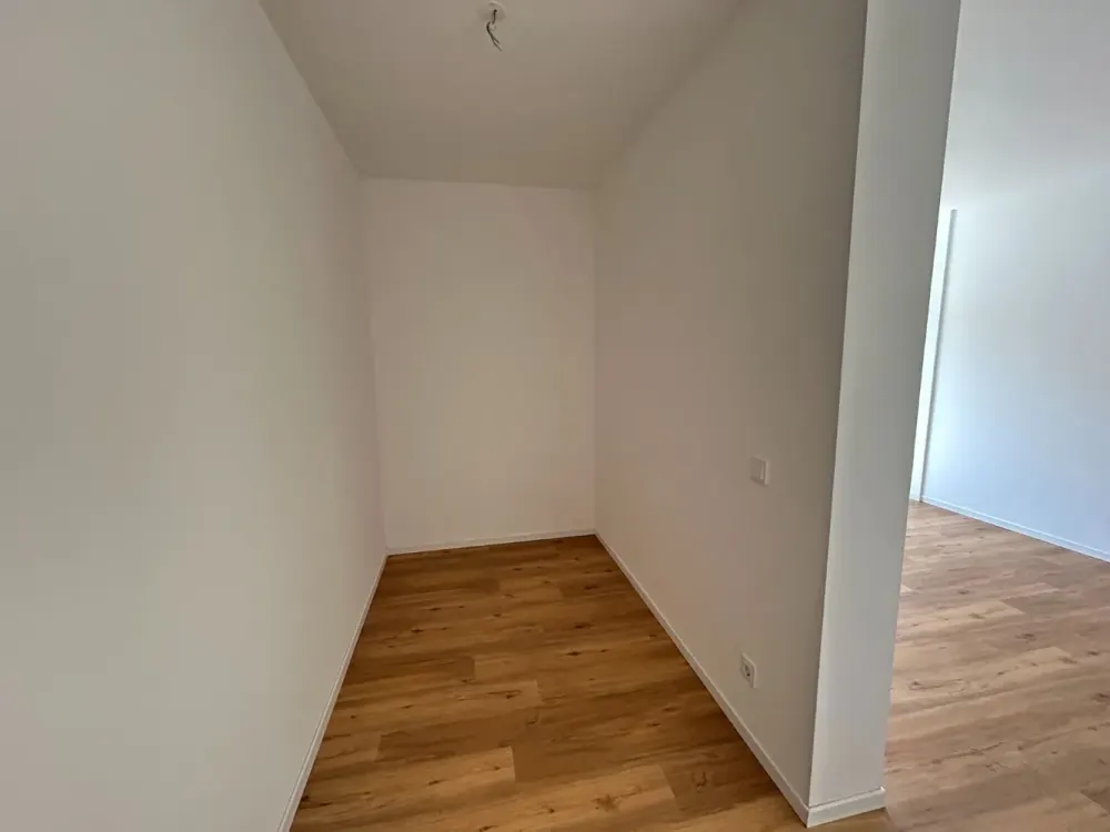 Great 2-Room Apartment with a Dressing Room & Storage Room!