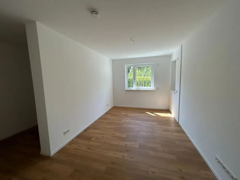Great 2-Room Apartment with a Dressing Room & Storage Room!