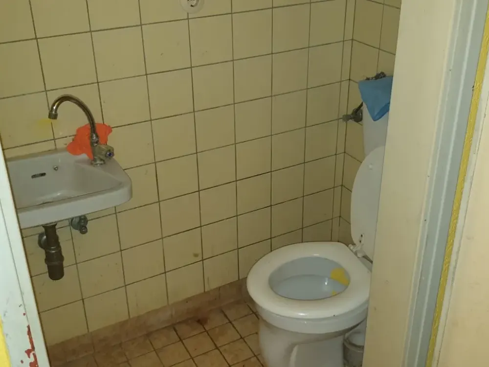 1 Zimmer mit Ladenfenster zum Hinterhof & WC in Kassel Miete oder Mietkauf ab €200 + €222 NK