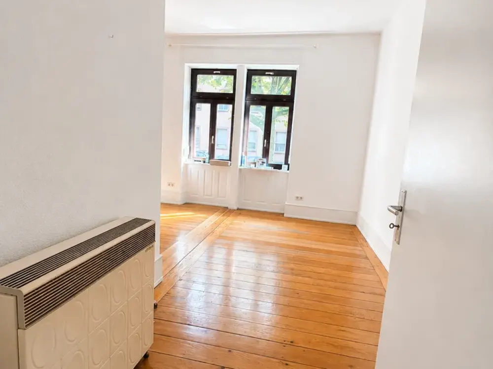 7586 - Classic Old Building Apartment with Eat-in Kitchen in Südstadt!