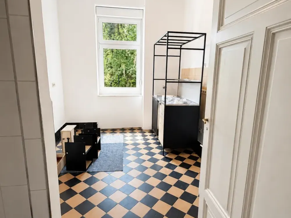 7586 - Classic Old Building Apartment with Eat-in Kitchen in Südstadt!