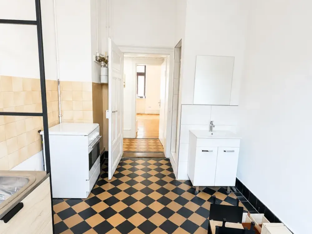 7586 - Classic Old Building Apartment with Eat-in Kitchen in Südstadt!