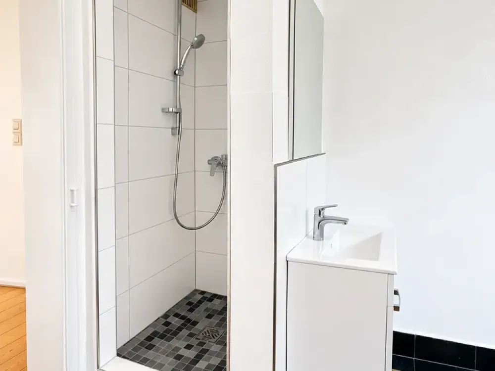 7586 - Classic Old Building Apartment with Eat-in Kitchen in Südstadt!