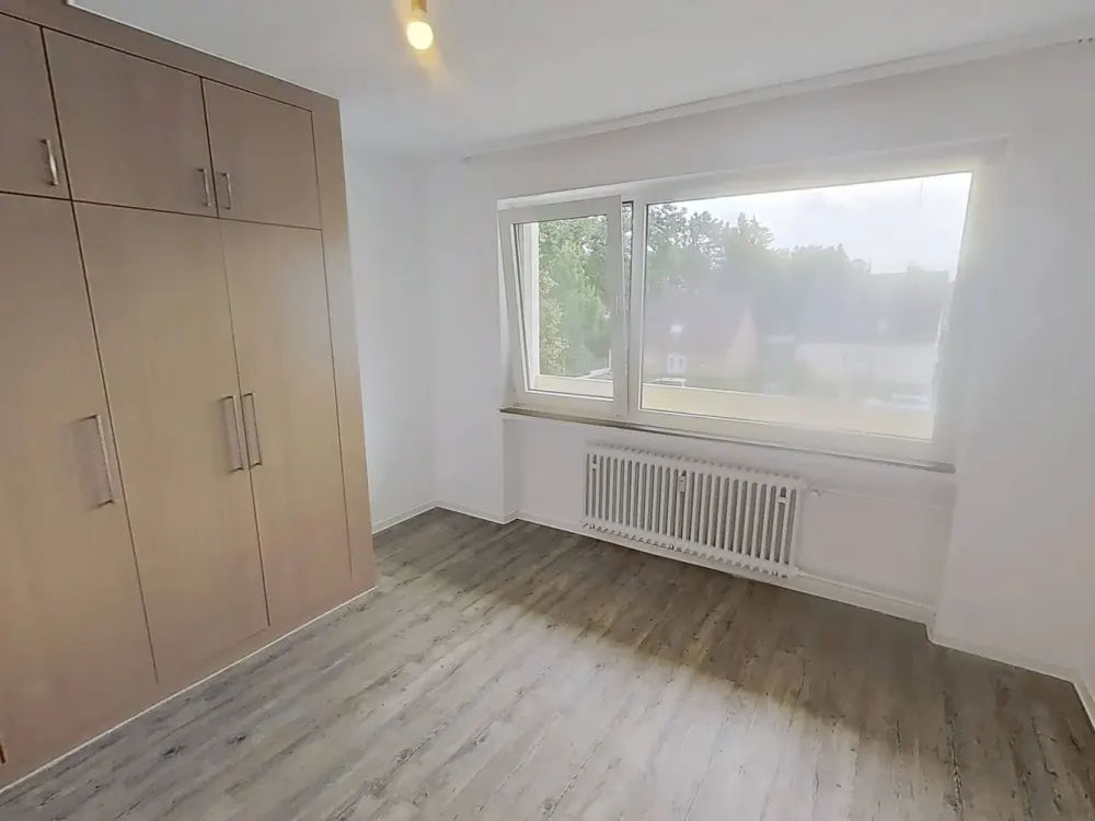 Ideal for Families & Couples: Comfortable 3-Room Apartment with Loggia and Plenty of Storage Space