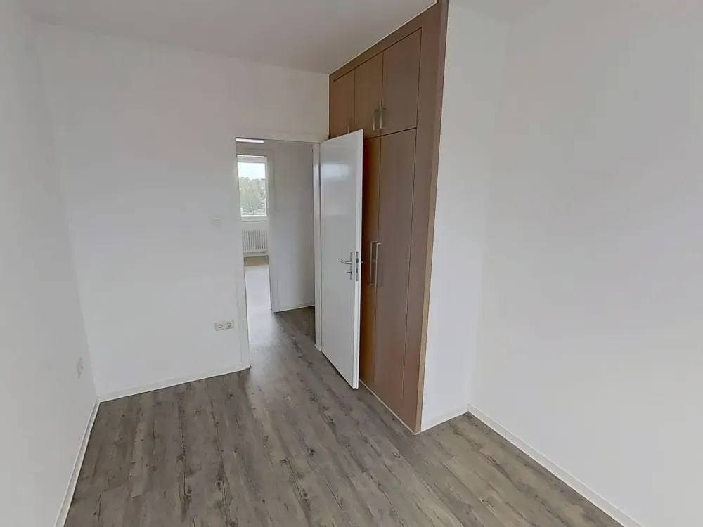 Ideal for Families & Couples: Comfortable 3-Room Apartment with Loggia and Plenty of Storage Space