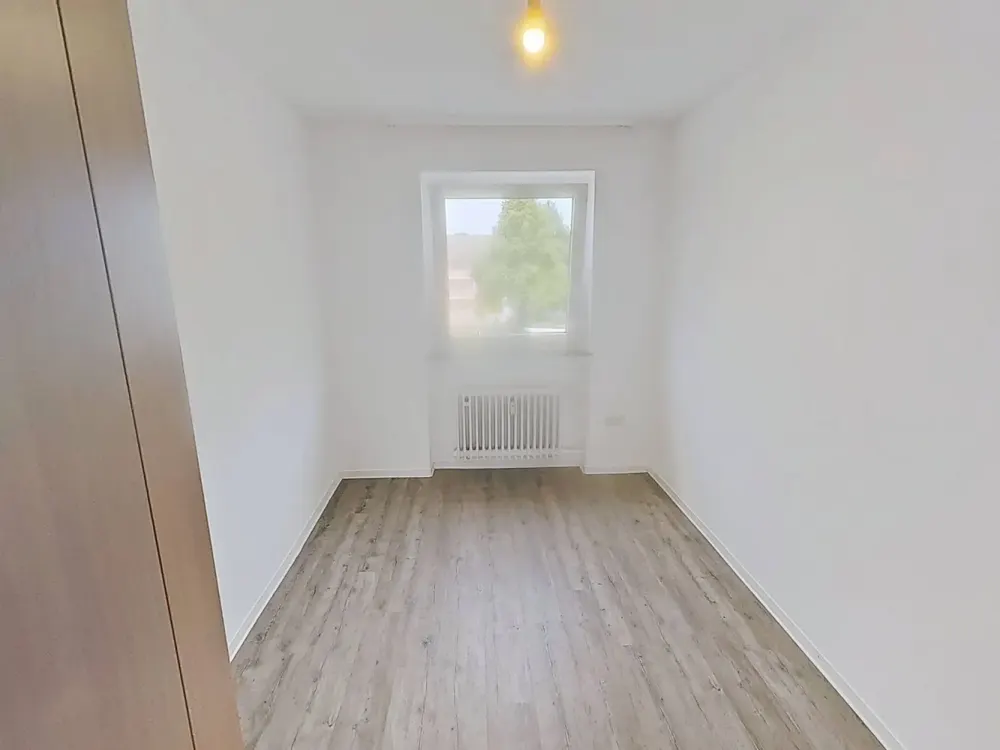 Ideal for Families & Couples: Comfortable 3-Room Apartment with Loggia and Plenty of Storage Space