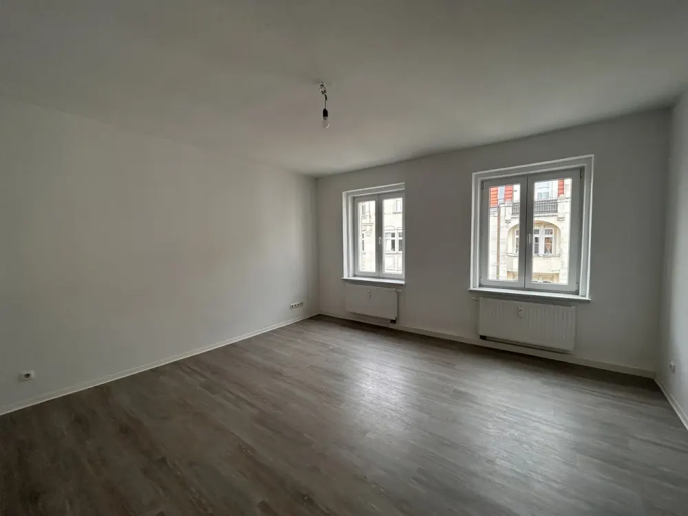 Spacious 2-Room Apartment - in the Heart of Striesen