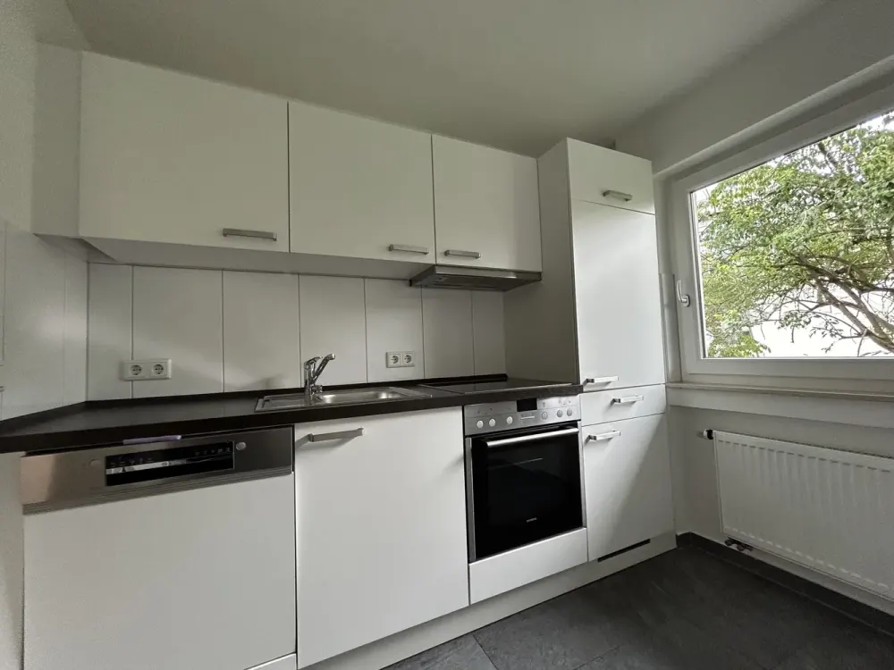 Freshly Renovated 3-Room Apartment with South Balcony, Built-in Kitchen, Real Wood Parquet & Garage