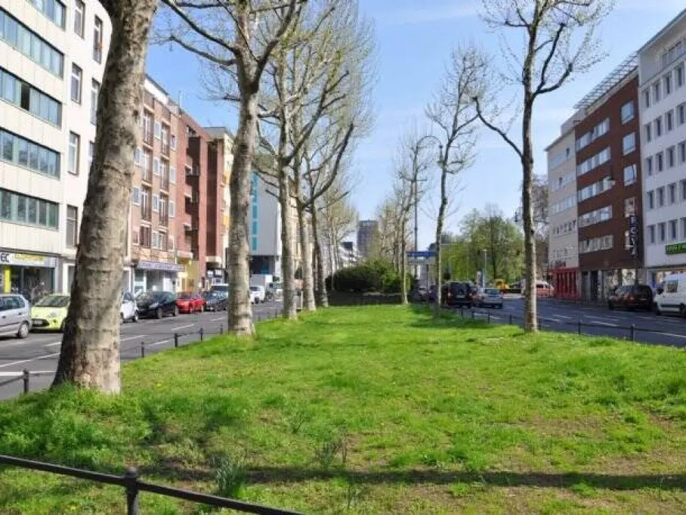 1 Zi.-City-Appartement mit Einbauküche, weißem Duschbad, Laminat. Ruhige Innenhofseite. Köln-Zentrum. Nah zu UNI, FH, TH, Fresenius, ISM, KathHo