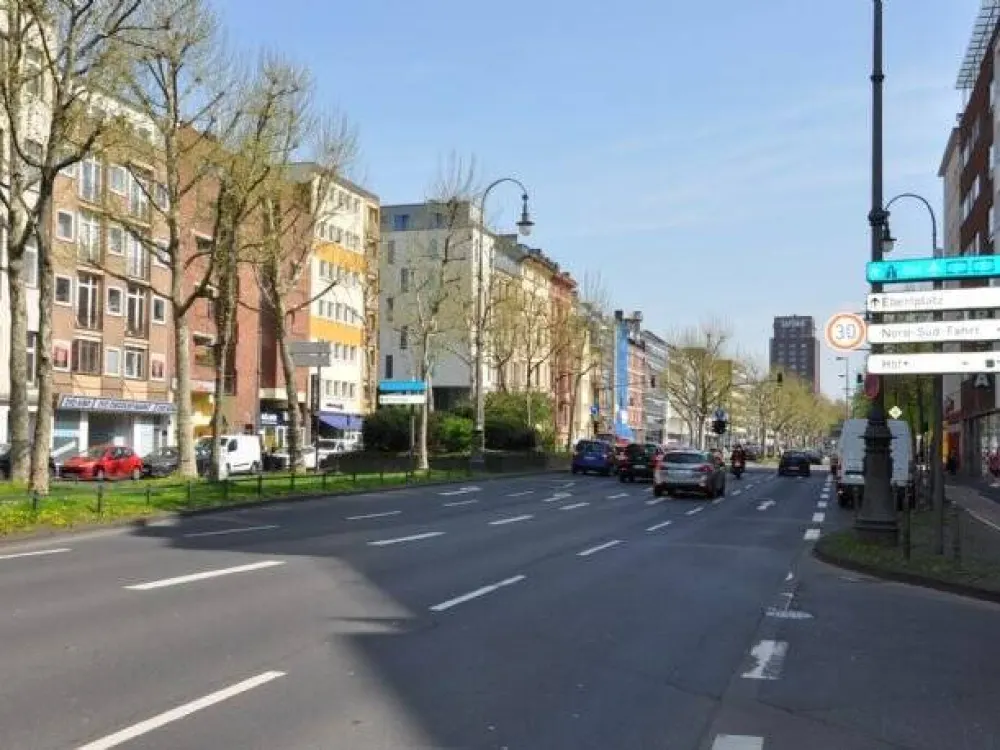 1 Zi.-City-Appartement mit Einbauküche, weißem Duschbad, Laminat. Ruhige Innenhofseite. Köln-Zentrum. Nah zu UNI, FH, TH, Fresenius, ISM, KathHo