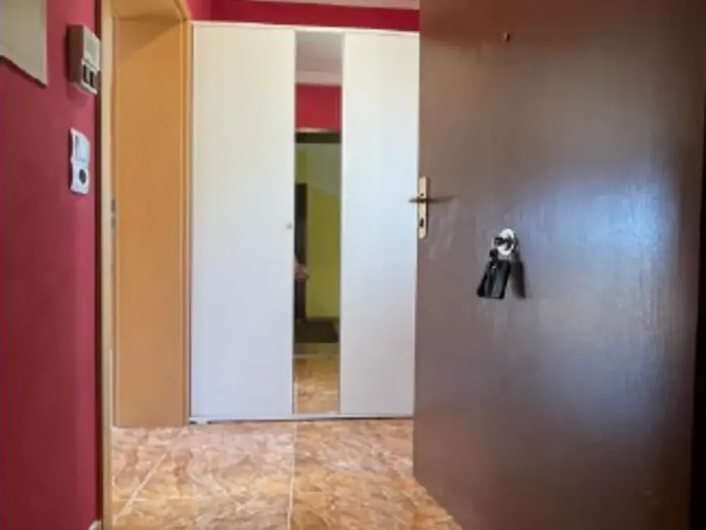 Living with Character: One-Room Apartment in Erlangen-Büchenbach