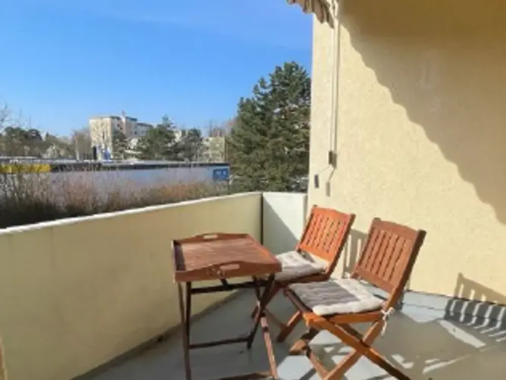 Living with Character: One-Room Apartment in Erlangen-Büchenbach