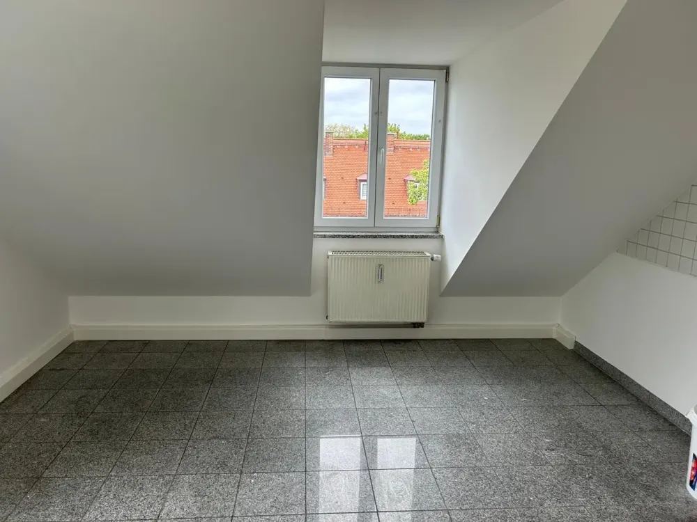 Renovierte 3-Zimmer-Dachgeschosswohnung (WG geeignet)