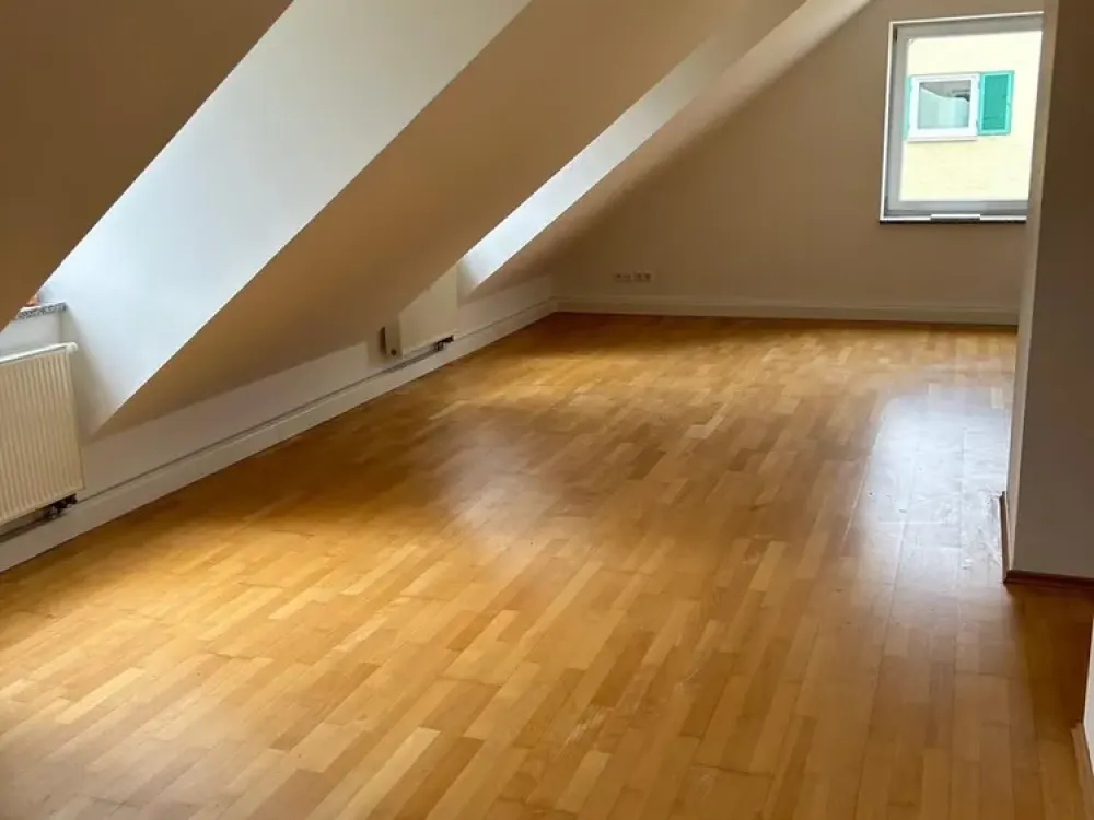 Renovierte 3-Zimmer-Dachgeschosswohnung (WG geeignet)