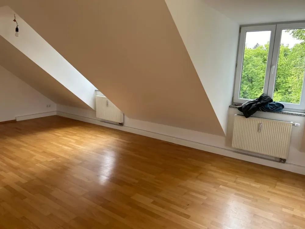 Renovierte 3-Zimmer-Dachgeschosswohnung (WG geeignet)
