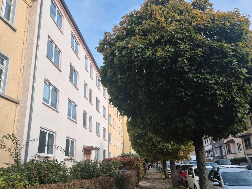 Bright 3-Room Apartment Newly Renovated, Near City Center with Parking Space
