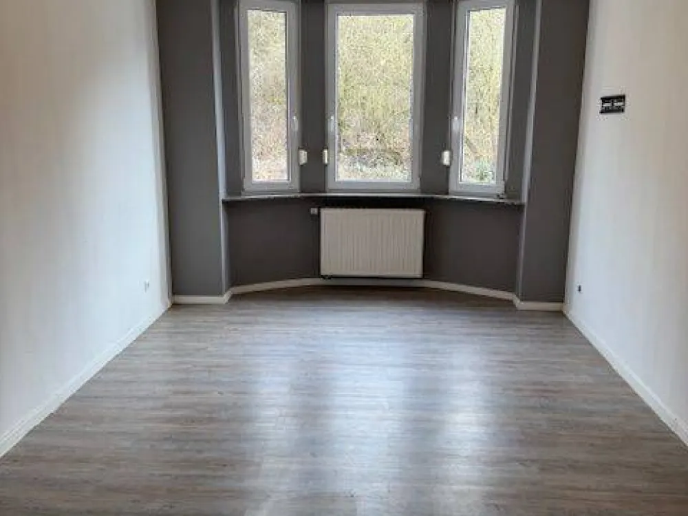 Sbr.-Rußhütte * stylish 3-room apartment with kitchen * high ceilings * fitted kitchen * modern bathroom * balcony