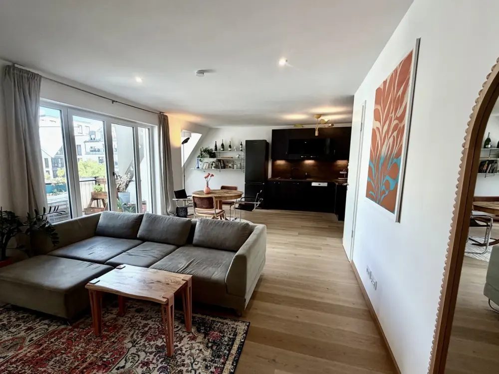 Hochwertig möblierte Maisonette mit Balkon in zentraler, ruhiger Lage