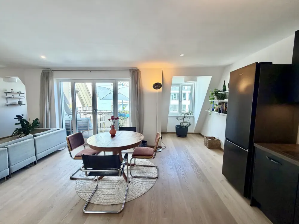 Hochwertig möblierte Maisonette mit Balkon in zentraler, ruhiger Lage