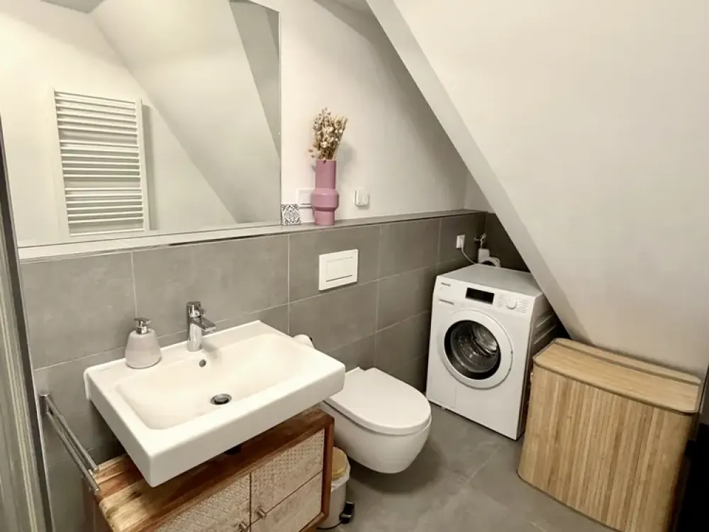 Hochwertig möblierte Maisonette mit Balkon in zentraler, ruhiger Lage
