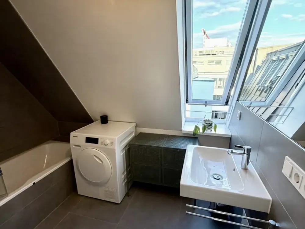 Hochwertig möblierte Maisonette mit Balkon in zentraler, ruhiger Lage