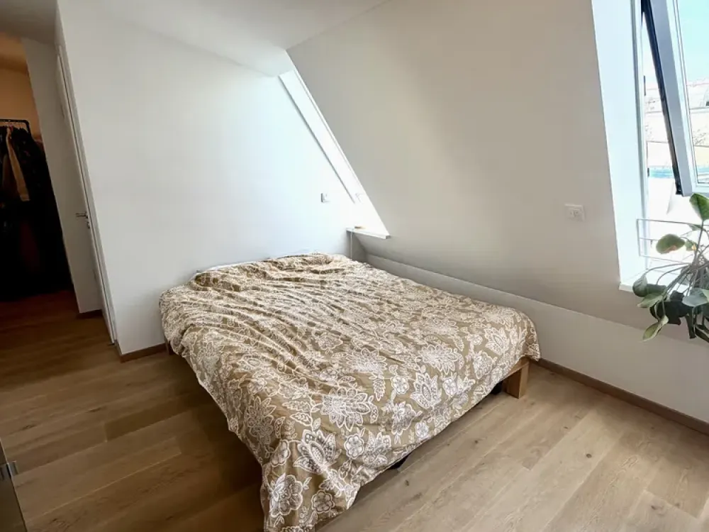 Hochwertig möblierte Maisonette mit Balkon in zentraler, ruhiger Lage