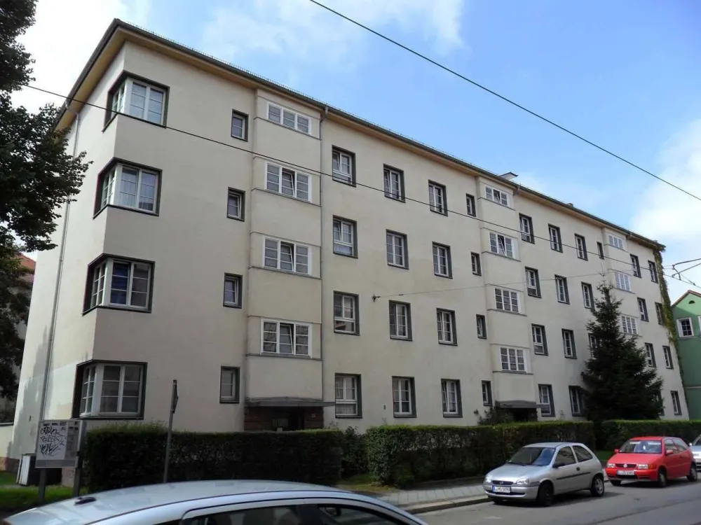 Beautiful 2-Room Old Building Apartment with Balcony Seeks New Tenant