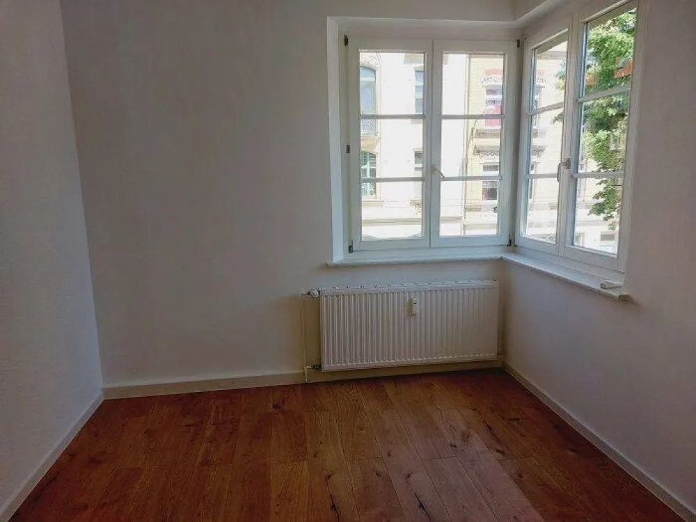 Beautiful 2-Room Old Building Apartment with Balcony Seeks New Tenant