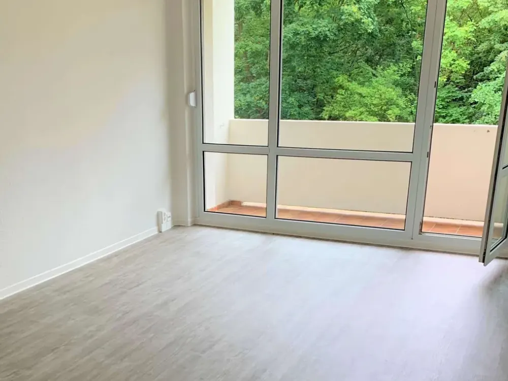 Beautiful 3-Room Apartment with Balcony - Quiet Location