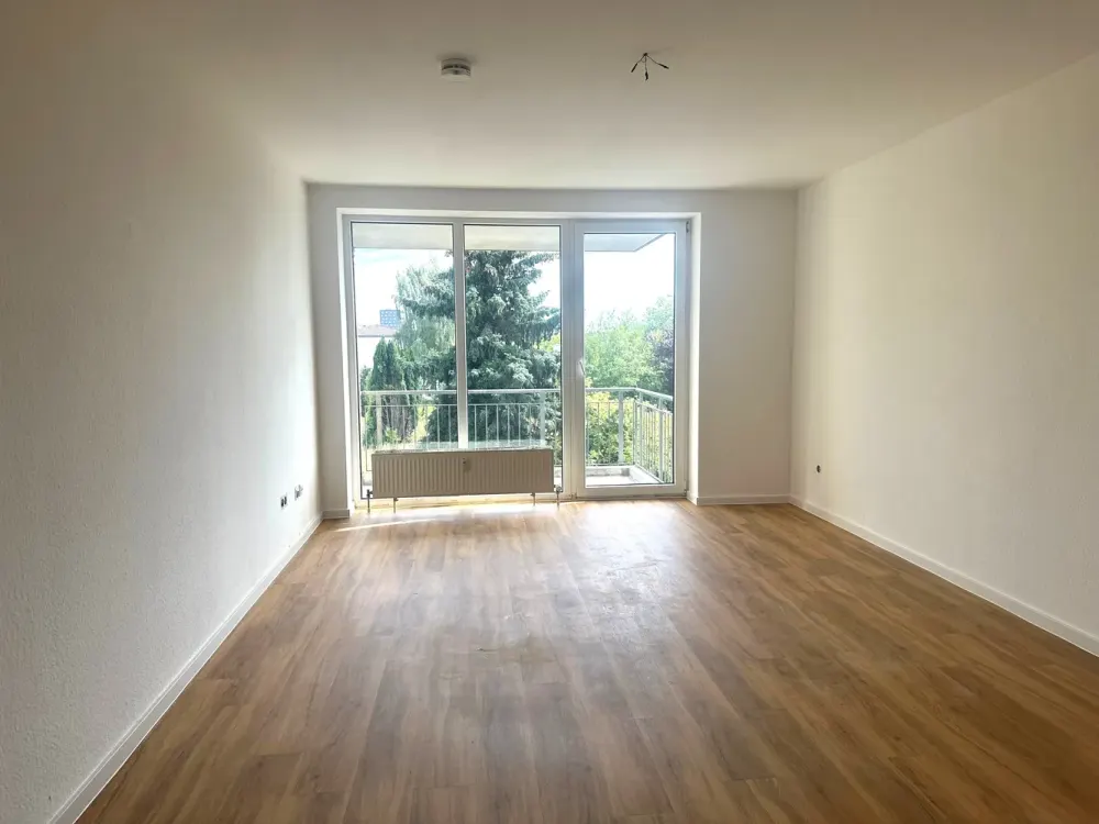 Nicely Laid Out 3-Room Apartment with Balcony!