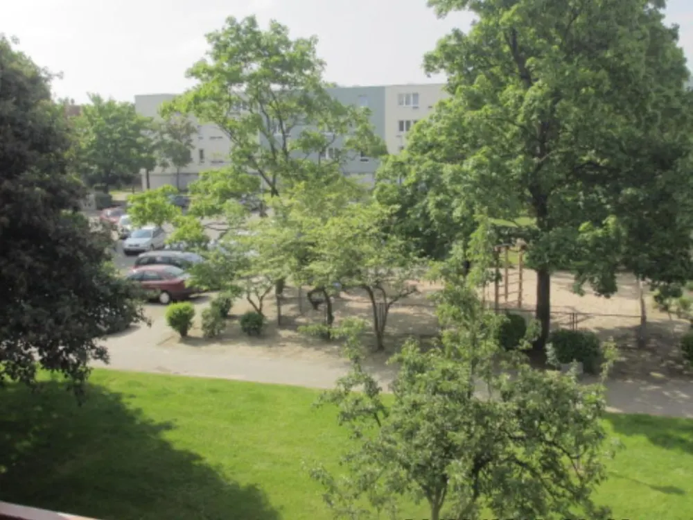 Spacious 3-Room Apartment with Sunny Balcony!