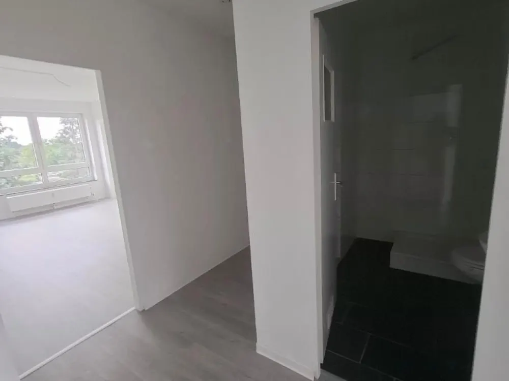 Spacious 3-Room Apartment with Sunny Balcony!