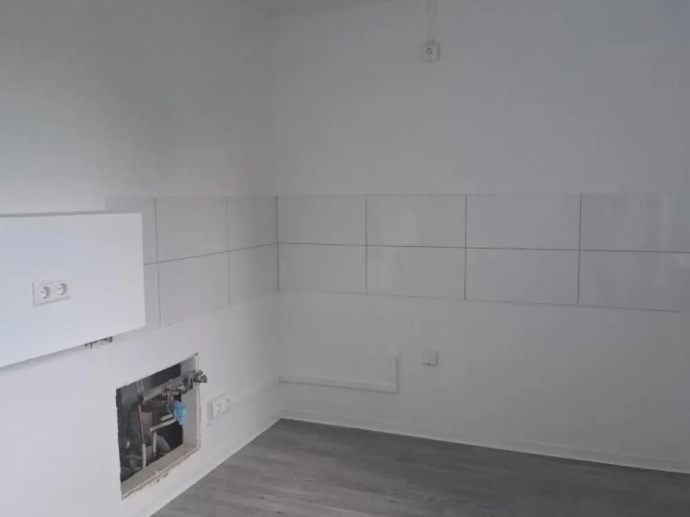 Spacious 3-Room Apartment with Sunny Balcony!