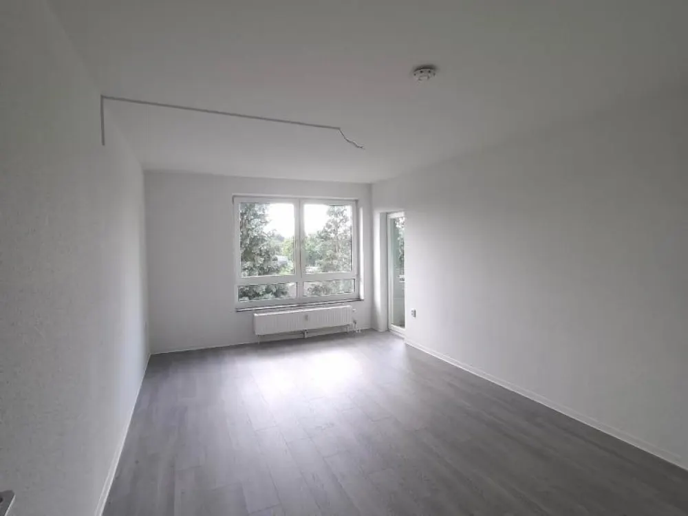 Spacious 3-Room Apartment with Sunny Balcony!
