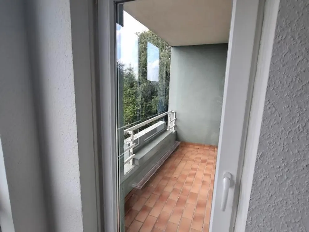 Spacious 3-Room Apartment with Sunny Balcony!