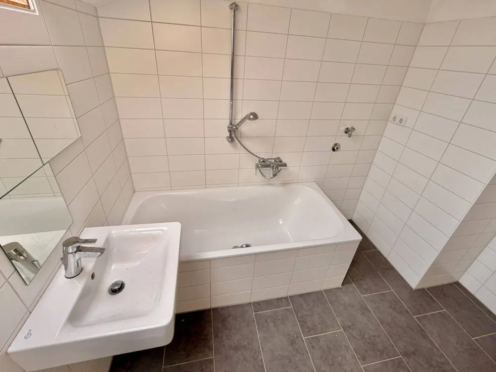 Inklusive Einbauküche: Sanierte 2-Raum-Wohnung im Erstbezug