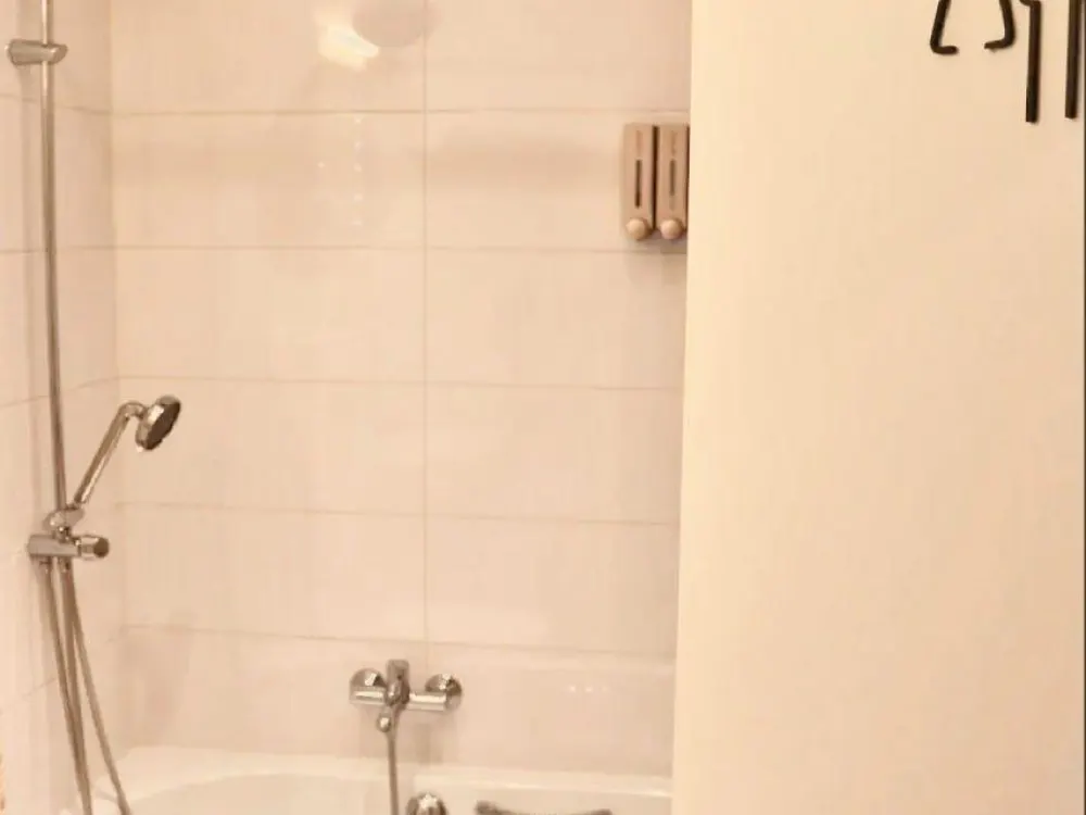 Quiet 3-Room Apartment in Green Area with Best
