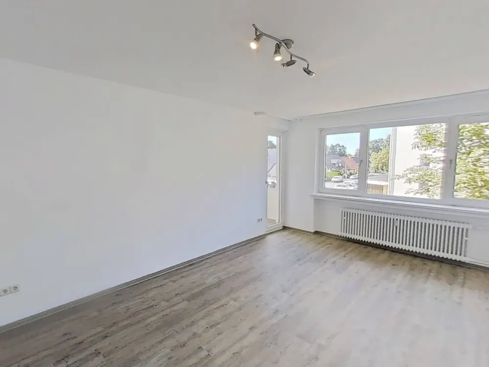 Plenty of Living Space: Well-Maintained 4-Room Apartment with Balcony, Built-in Wardrobes & 2 Bathrooms