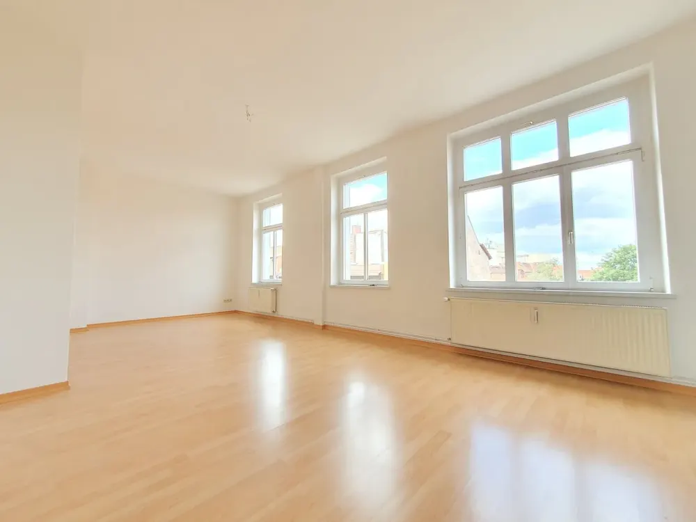 Very spacious 2-room apartment with great fitted kitchen without transfer fee!