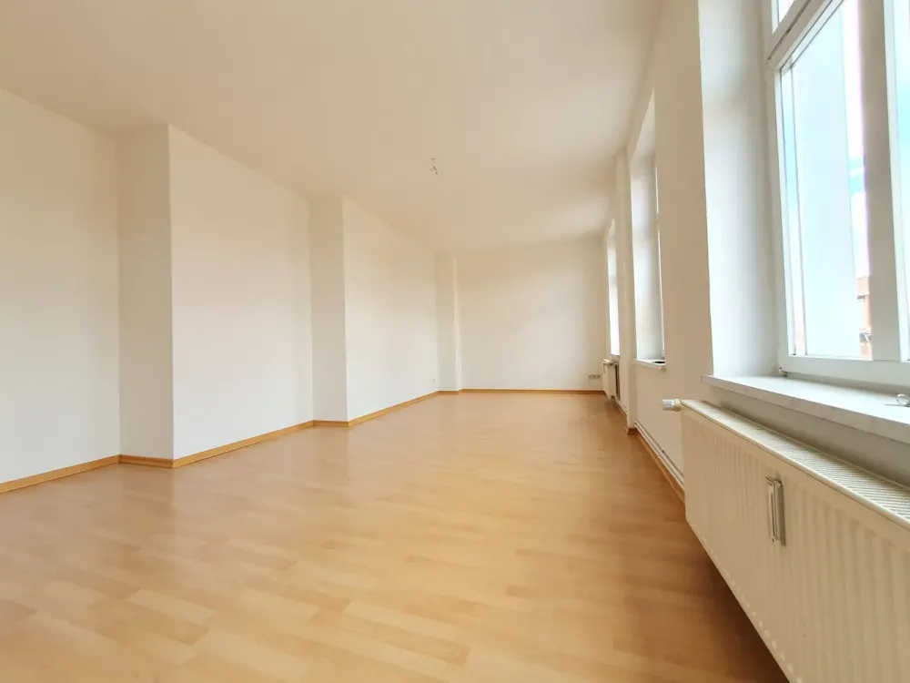 Very spacious 2-room apartment with great fitted kitchen without transfer fee!