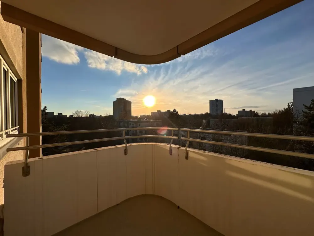 Moderne 3,5 Zimmer Wohnung mit Balkon zu vermieten