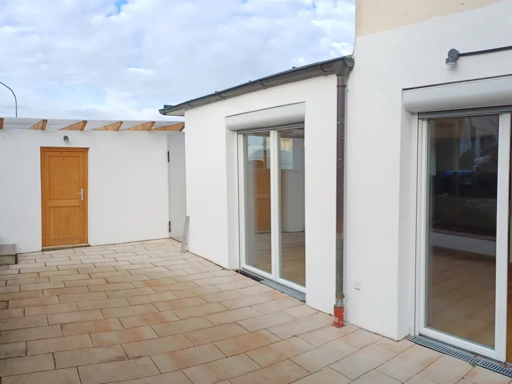 Newly renovated 3 1/2 room ground floor old building apartment Eichenplatz incl. large terrace/small garden (also for studio/office/..)
