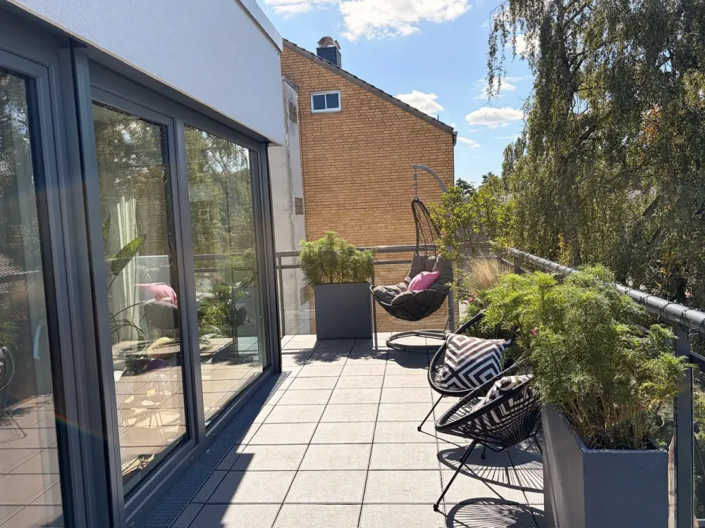 Bright Penthouse with 80 m² Panorama Terrace - Near MHH
