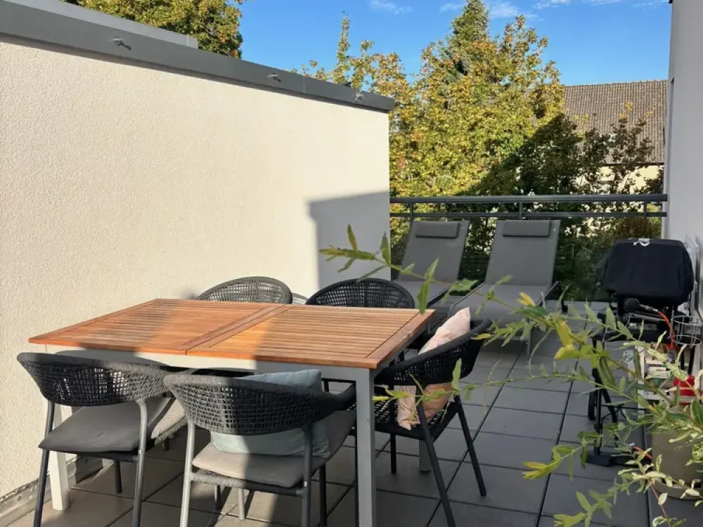 Bright Penthouse with 80 m² Panorama Terrace - Near MHH