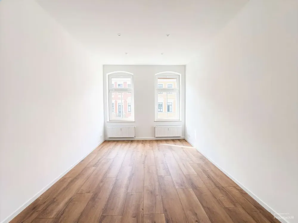Freshly Renovated: High-Quality Features Including New Built-In Kitchen!