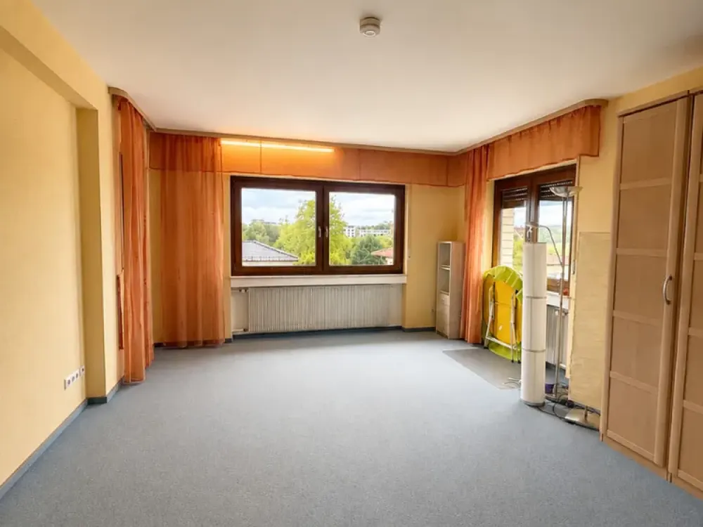 *Großzügige Wohnung mit Balkon*